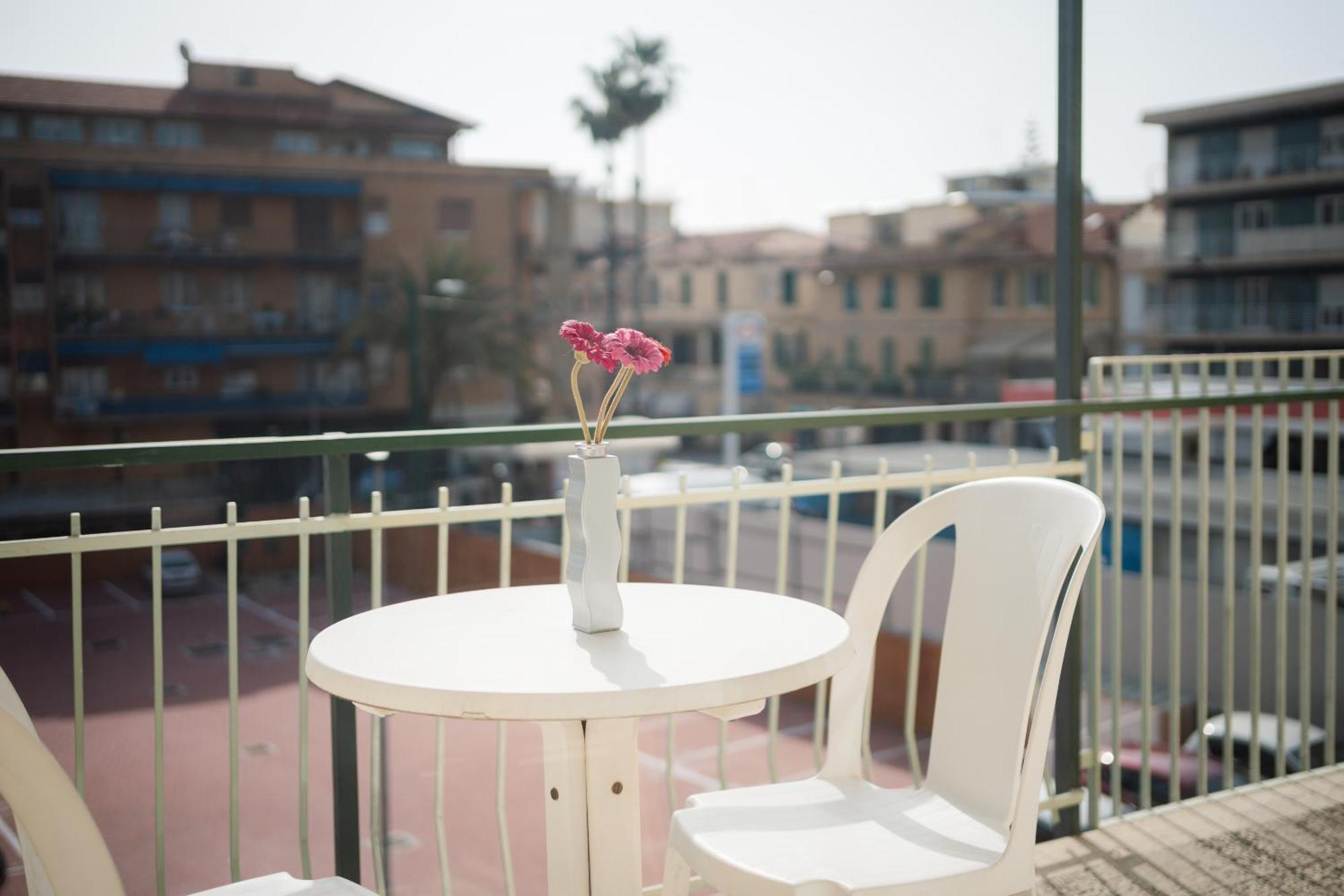 Casa Silvia - Central - Terrace - Wifi Bordighera Bagian luar foto